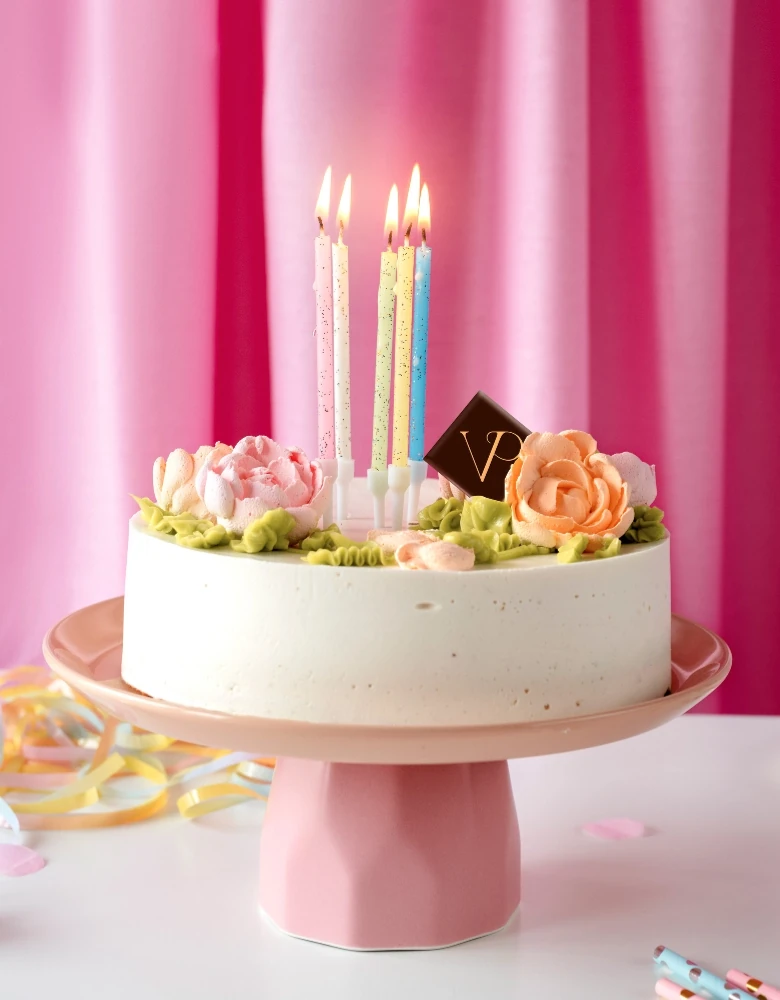 Table arrangement birthday event with cake candles